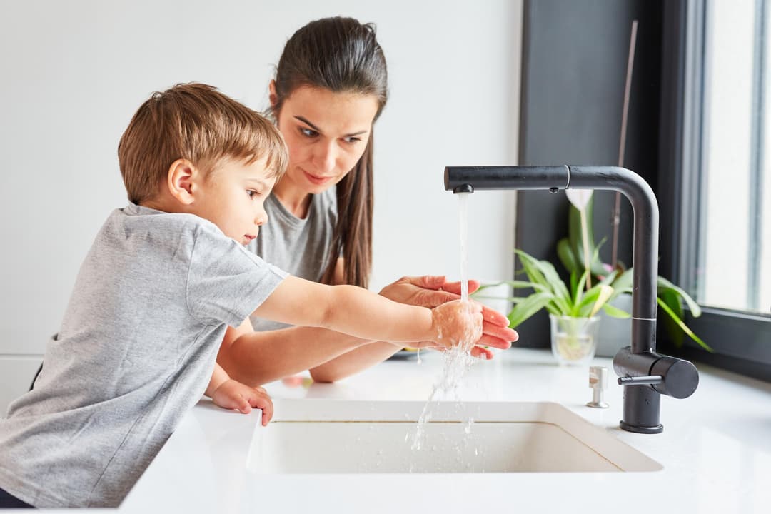 Canicules : peut-on boire sans risque l’eau «froide» du robinet devenue tiède ?